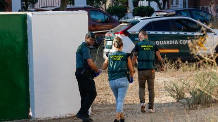 La Guardia Civil ha encontrado en las proximidades de la casa del padre del joven que presuntamente mató a Mateo en Mocejón (Toledo) dos cuchillos, uno de los cuales ha sido trasladado al laboratorio del instituto armado para analizarlo por si hubiera sido utilizado en el crimen