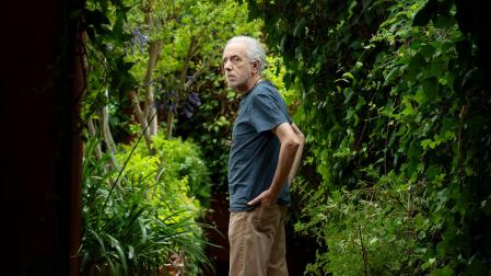 Fernando Trueba fotografiado en el jardín de su casa madrileña