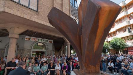 Acto de presentación de la escultura ‘Paz y recuerdo’ en homenaje a Antonio Fernández y José Ferri, asesinados en el atentado de ETA