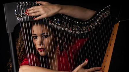 Ana Crismán, la primera y única artista en el mundo que interpreta y compone flamenco al arpa