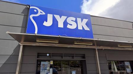 Fachada del local de la firma JYSK en el parque comercial Galaria