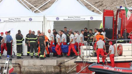 Rescate de los cadáveres recuperados del interior del yate hundido el pasado lunes frente a las costas de Sicilia