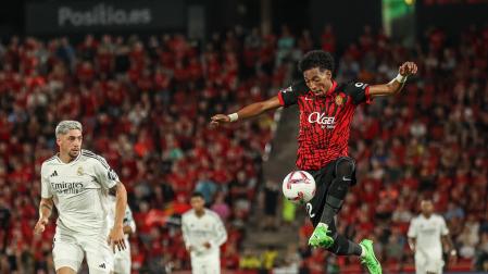 Mojica salta a por el balón en el primer partido de Liga que enfrentó al Mallorca con el Real Madrid