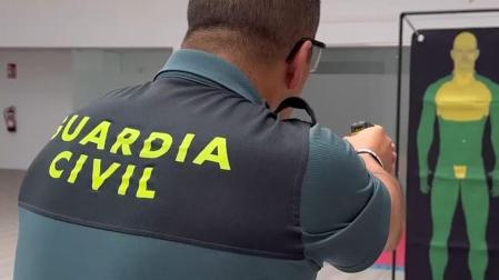 Un agente de la Guardia Civil con una pistola eléctrica incapacitante