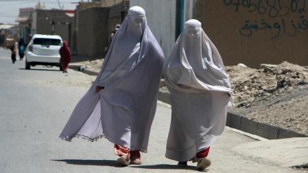 Dos mujeres afganas con burka