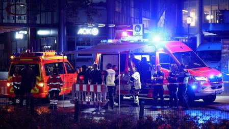 Servicios de emergencia en el lugar en el que se ha producido un ataque con cuchillo durante el festival de Solingen en Alemania