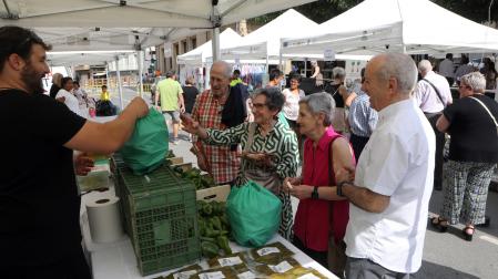 Vecinos de Peralta y visitantes se congregaron a lo largo de la calle Irurzun para observar los distintos puestos gastronómicos