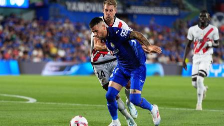 El rayista Lejeune trata de frenar el avance de Carles Pérez, del Getafe