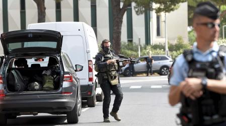Agentes de policía vigilan la zona alrededor de la sinagoga donde se produjo el ataque, en La Grande-Motte