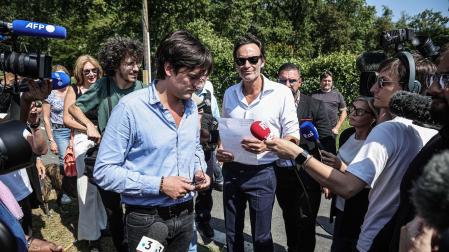 Anthony y Alain-Fabien, hijos de Alain Delon, atienden a la prensa tras el entierro de su padre