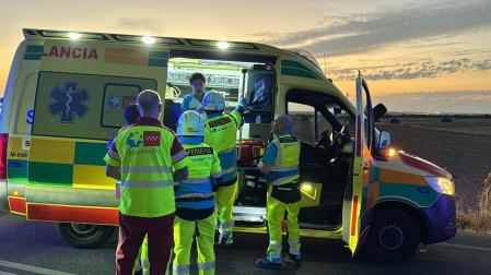 El equipo médico del Summa 112 que se ha desplazado al lugar del siniestro ha trasladado al bebé con pronóstico grave al Hospital Clínico