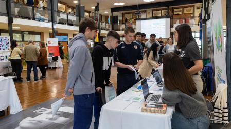 Jóvenes riberos en una feria de empleo desarrollada este año