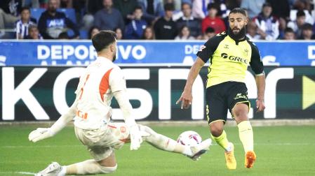 Sivera saca un pie ante el mano a mano con Fekir evitando el tanto del francés
