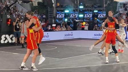 Celebración del triunfo de las jugadoras de la selección española femenina
