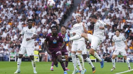 Enzo Boyomo, ayer en el Santiago Bernabéu en una jugada rodeado de jugadores del Real Madrid