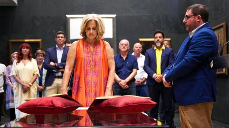 Isabel Olave (centro) durante la toma de posesión del cargo de parlamentaria de UPN en presencia del presidente de la Cámara foral, Unai Hualde