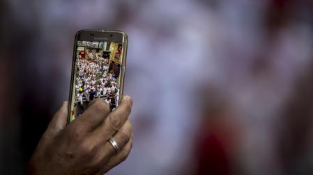 Una persona capta un instante de un encierro de Sanfermines a través de un teléfono móvil