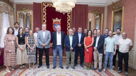 El pelotari olímpico Joaquín Arbeloa Álvarez, y el investigador y entrenador José Mª Echeverría Larrea en la Casa Consistorial