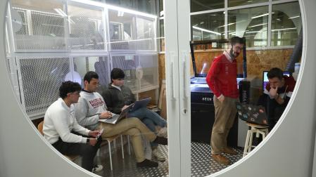 Alumnos, en una de las nuevas áreas de trabajo en la biblioteca de la UPNA el pasado febrero.