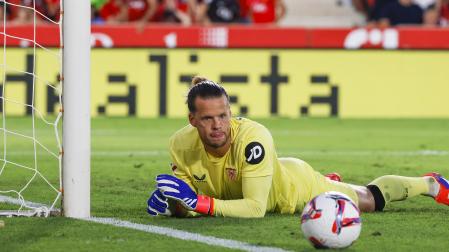 El meta del Sevilla, Orjan Nyland, observa el esférico tras una jugada del encuentro