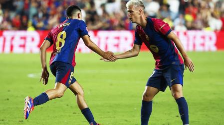 Pedri y Dani Olmo se saludan tras anotar el primero el 1.1 contra el Rayo Vallecano