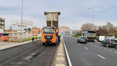 Trabajos de asfaltado en una carretera navarra