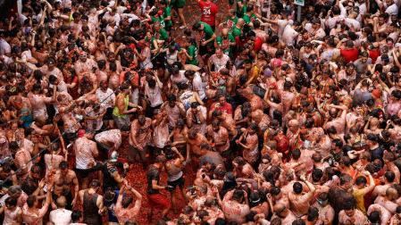 La localidad valenciana de Buñol celebra su mundialmente conocida Tomatina, una tradicional "batalla campal" a tomatazo limpio que espera más de 20.000 participantes
