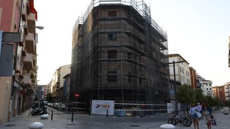 El antiguo cine Guelbenzu, rodeado de andamios