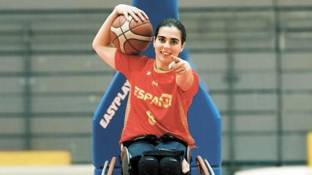 Beatriz Zudaire García, entrenando con la selección española de baloncesto en silla de ruedas
