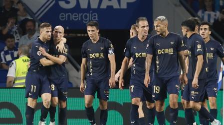 Los jugadores del Alavés celebran el gol de la remontada, obra de Toni Martínez