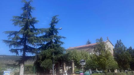 A la derecha de la imagen, la nave de la iglesia del convento de las Madres Redentoristas, todavía en pie