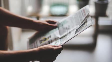Una persona lee un periódico