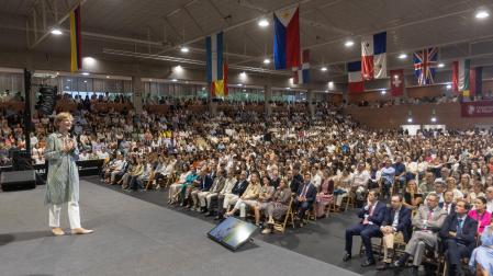 La rectora de la Universidad de Navarra, María Iraburu, se dirigió ayer por la mañana a los nuevos estudiantes y sus familias, en la Jornada de Bienvenida.