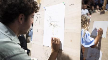 Estudiantes que forman parte del Campus Creativo de la UN realizaron ayer dibujos en el polideportivo durante la jornada de bienvenida