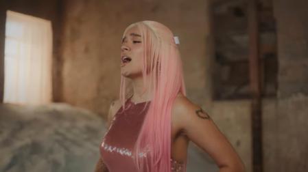 Karol G, en una captura del videoclip de 'Vivo por ella'