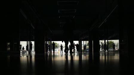 Personas caminan por el Centro comercial Ciudad Chinita con la mayoría de sus locales cerrados por falta de electricidad en Venezuela