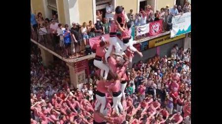 Momento de la caída del castell (castillo humano) en Vilafranca del Penedés