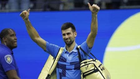 El serbio Novak Djokovic se despide del público tras caer en el US Open ante Alexei Popyrin