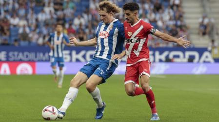 El centrocampista checo del Espanyol Alex Kral (i) pelea un balón con el centrocampista del Rayo Vallecano Óscar Valentín durante el partido de LaLiga entre el Espanyol y el Rayo Vallecano
