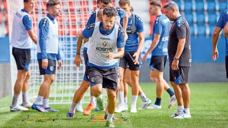 Rubén García inicia la carrera en uno de los ejercicios de calentamiento de Osasuna, este sábado en El Sadar