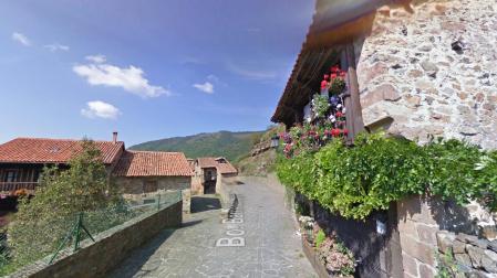 Una de las calles de Bárcena Mayor
