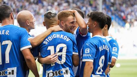 El centrocampista del Alavés Carlos Vicente celebra el primer gol de su equipo durante el partido de LaLiga entre el Alavés y la UD Las Palmas, este domingo en el estadio de Mendizorroza de Vitoria-Gasteiz