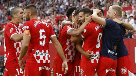 El delantero del Girona Abel Ruiz celebra su gol, de penalti, durante el partido de la cuarta jornada de LaLiga que Sevilla FC y Girona FC disputan en el estadio Ramón Sánchez-Pizjuán