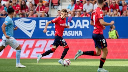 Aimar Oroz conduce el balón en el partido contra el Celta