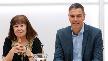 -El líder socialista y presidente del Gobierno, Pedro Sánchez y la presidenta del Partido Socialista Obrero Español Cristina Narbona, este lunes durante la reunión de la Comisión Ejecutiva Federal de PSOE