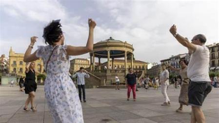 La Plaza del Castillo acoge esta tarde una nueva sesión de los bailables de txistu y gaita.