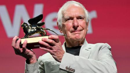 El director australiano Peter Weir muestra el León de Oro honorífico del Festival de Venecia que ha recibido este lunes