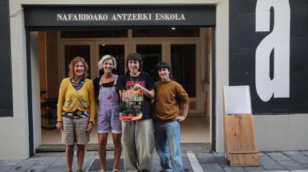 La historiadora Ana Díez de Ure (izq.), junto a las tres actrices que participan en el proyecto: María Araiz, Maia Ansa y Garazi San Martín.