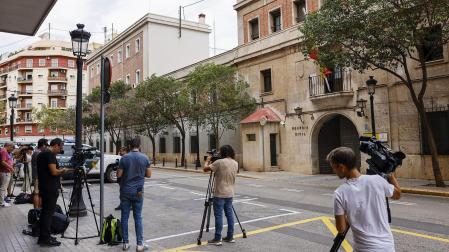 Medios de comunicación apostados en la Comandancia de la Guardia Civil de Valencia donde permanecía arrestado el futbolista Rafa Mir