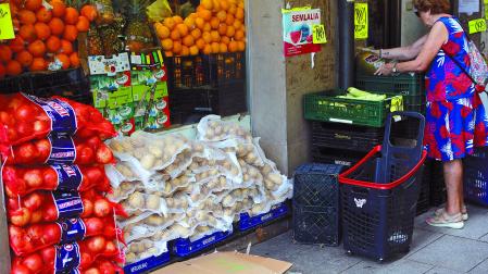Las fruterías pueden sacar sus productos a la calle siempre que no estén en contacto con el suelo